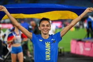 Ірина Геращенко святкує перемогу з прапором України після народження доньки