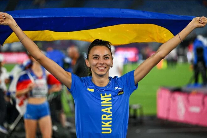 Ірина Геращенко святкує перемогу з прапором України після народження доньки