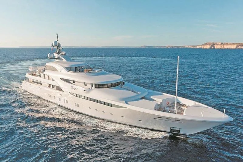 Яхта Graceful Путіна пливе морем біля узбережжя Данії
