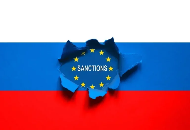Прапор ЄС розриває триколор Росії з написом Sanctions