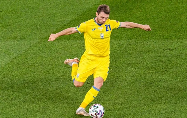 Александр Караваев в форме сборной Украины с мячом на поле