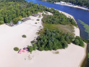Пляж у Києві відкритий для прогулянок без купального сезону 2026 року