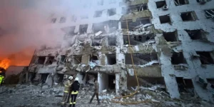 Зруйнований багатоквартирний будинок у Дніпрі після масованого удару