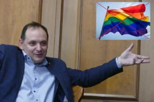 Мер Івано-Франківська Руслан Марцінків на тлі перекресленого прапора ЛГБТ
