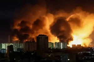 Вибухи та вогонь над багатоповерхівками Києва під час нічної атаки