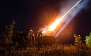 Українська ППО веде вогонь по дронах РФ під час нічної атаки