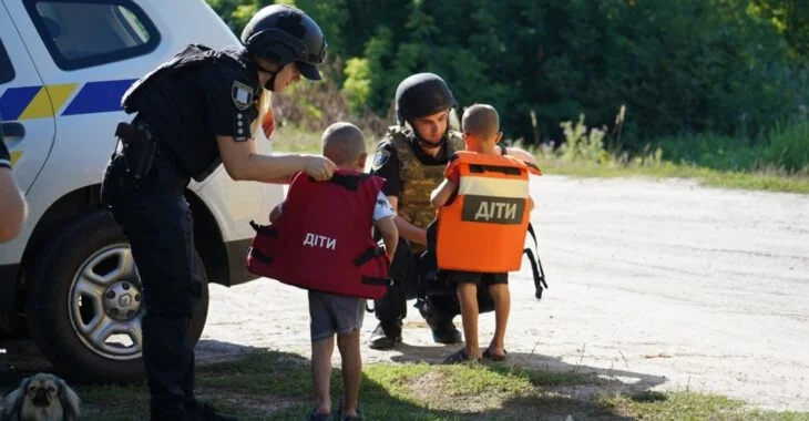 Поліцейські супроводжують дітей під час евакуації в Донецькій області