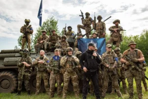 Бійці РДК зі зброєю та прапором на бронетехніці в Запоріжжі