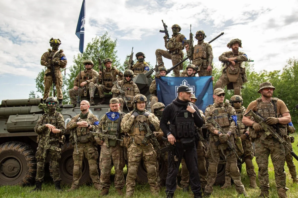 Бійці РДК зі зброєю та прапором на бронетехніці в Запоріжжі