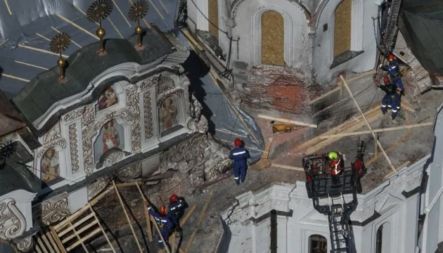 Рятувальники ДСНС ремонтують дах Успенського собору в Лаврі