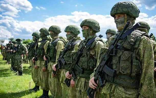 Російські солдати в камуфляжі вишикувані на плацу для вступу до армії
