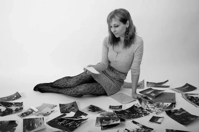 Що таке ностальгія: емоція, яка зшиває час нитками спогадів і дарує тепло навіть у найхолодніші дні