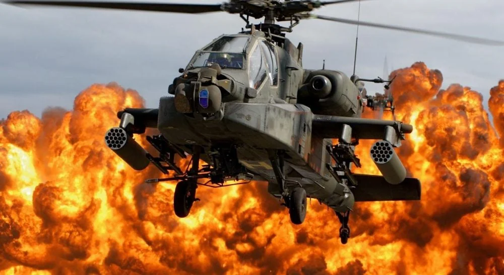 Вертоліт AH-64 Apache серед вибухів біля Ормузької протоки