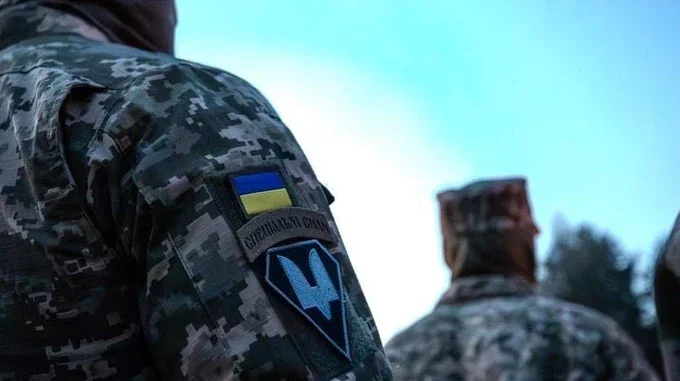 Військовий Окремого центру спеціальних операцій з нашивкою тризуба