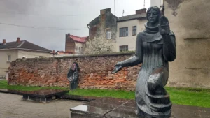 Меморіал жертвам нацистів у Дрогобичі зі скульптурою Матері біля Стіни плачу