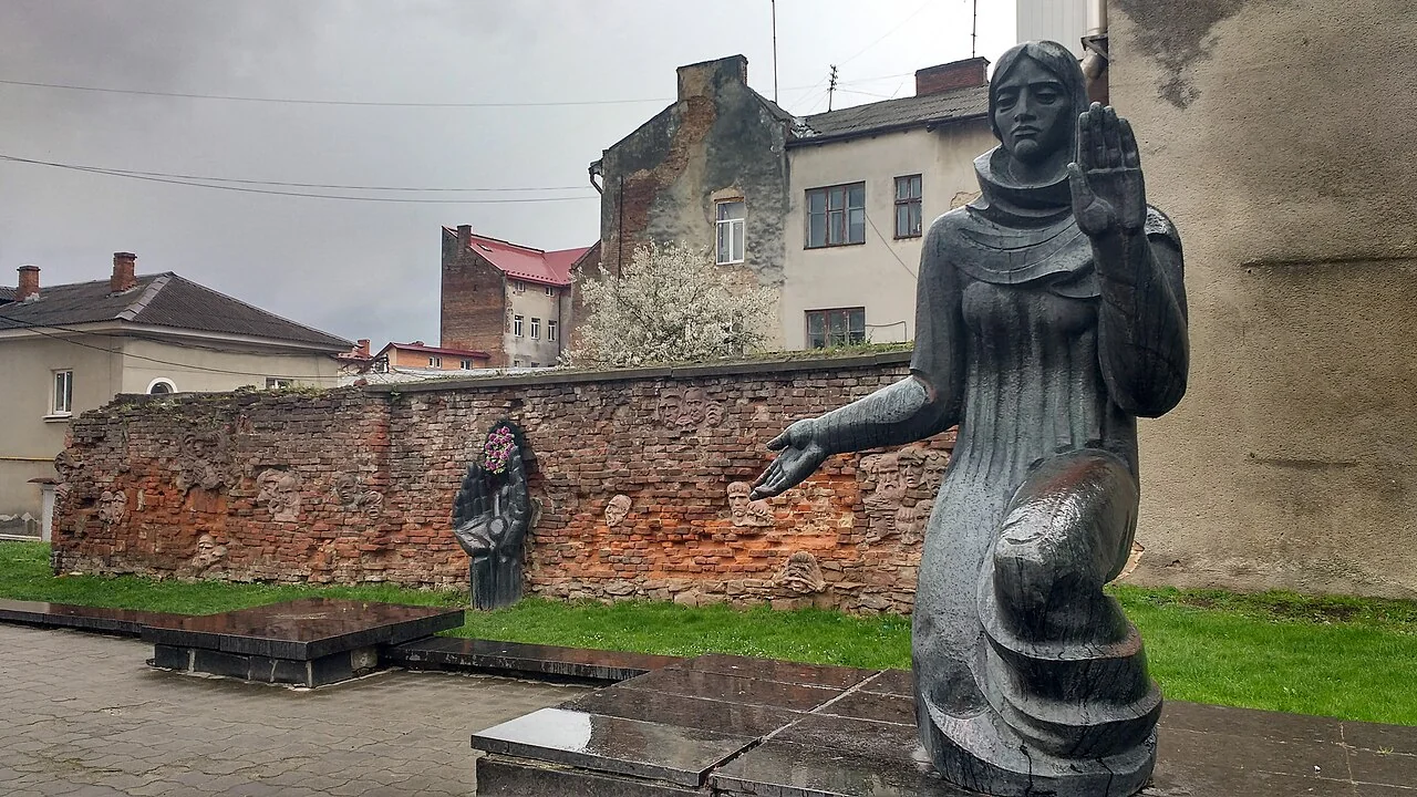 Меморіал жертвам нацистів у Дрогобичі зі скульптурою Матері біля Стіни плачу