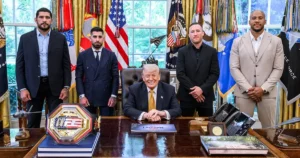 Дональд Трамп с бойцами UFC и поясами чемпионов в Белом доме