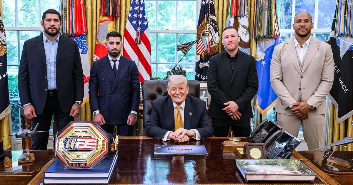 Дональд Трамп с бойцами UFC и поясами чемпионов в Белом доме