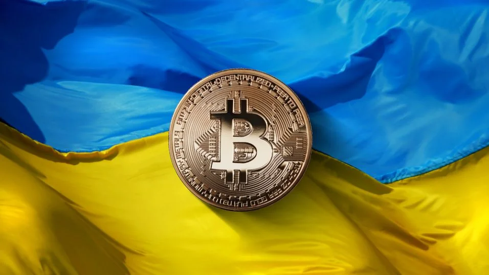Біткоїн на прапорі України, символ криптовалюти, переданої державі від хакерів