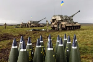 Артилерійські снаряди 155 мм та гаубиці ЗСУ на бойовій позиції