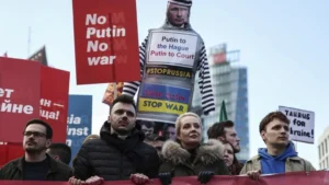 Протестующие с чучелом Путина и плакатами Stop Putin Stop War