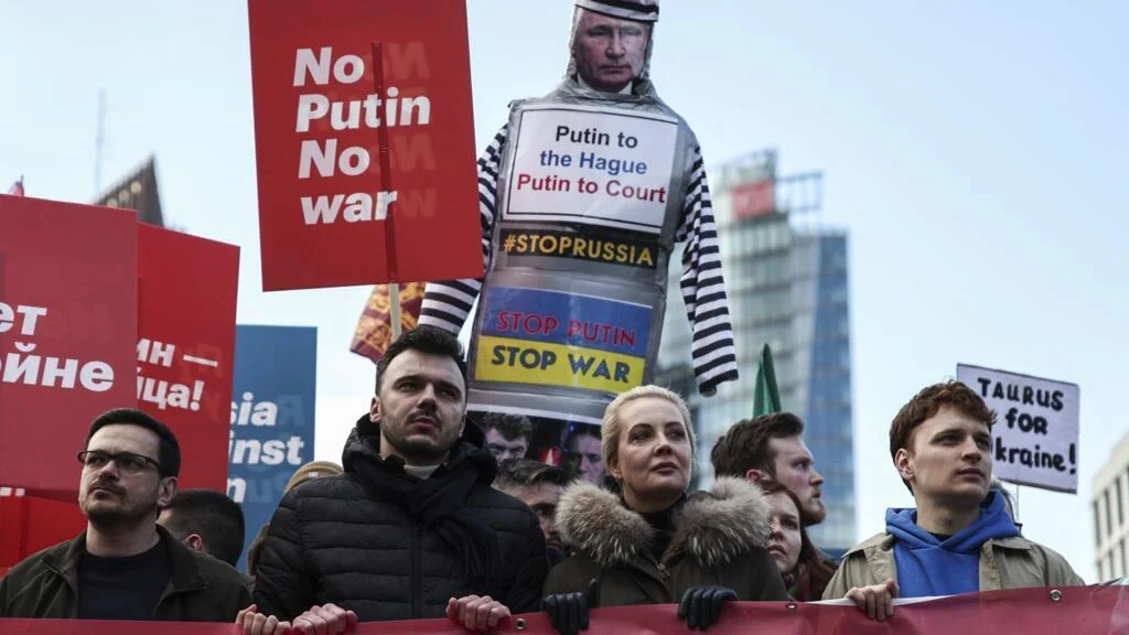 Протестувальники з опудалом Путіна та плакатами Stop Putin Stop War