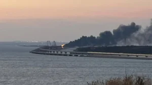 Мост через Геническую протоку после удара ВСУ с клубами дыма