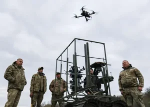 Бійці ЗСУ з наземним роботизованим комплексом та дроном на Харківщині
