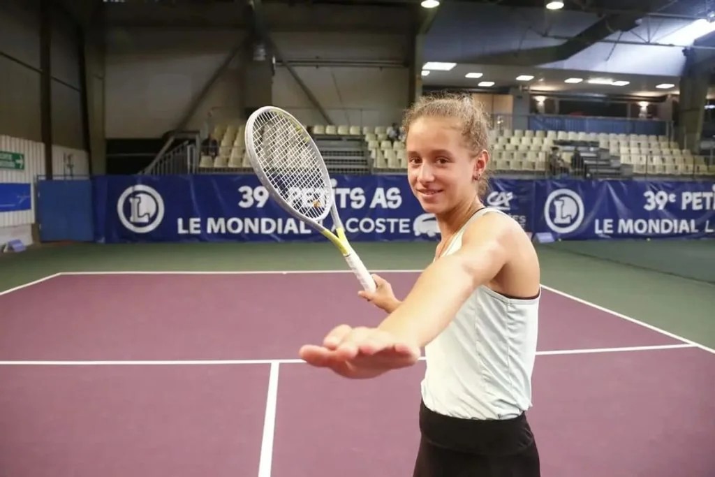Мария Кочерженко с ракеткой на теннисном корте Уимблдона U-14