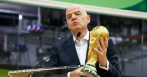 Президент ФІФА Джанні Інфантіно з Кубком світу на трибуні
