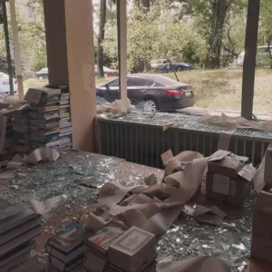 Зруйнований склад BookChef після атаки на Київ: розкидані книги та розбите скло
