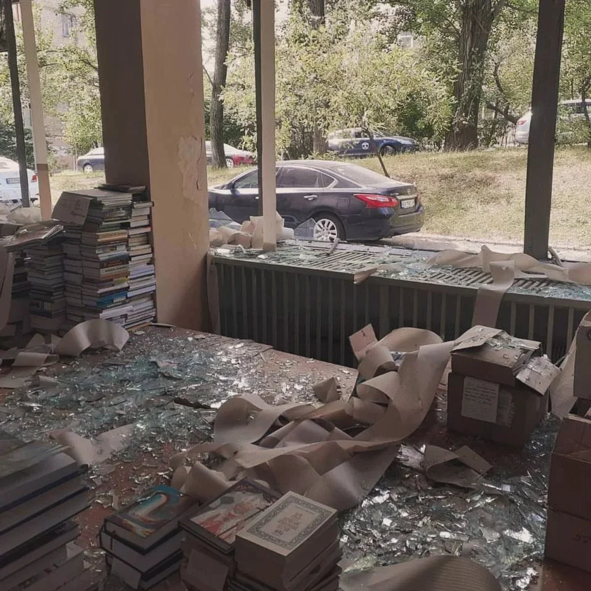 Зруйнований склад BookChef після атаки на Київ: розкидані книги та розбите скло
