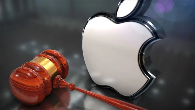Судейский молоток возле логотипа Apple в иске против OpenAI