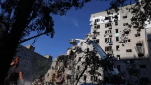 Рятувальники розбирають завали зруйнованого будинку в Києві після атаки