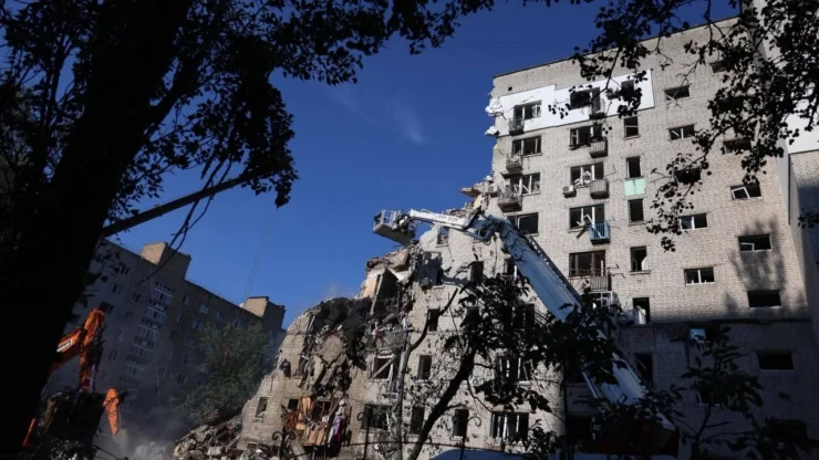 Рятувальники розбирають завали зруйнованого будинку в Києві після атаки