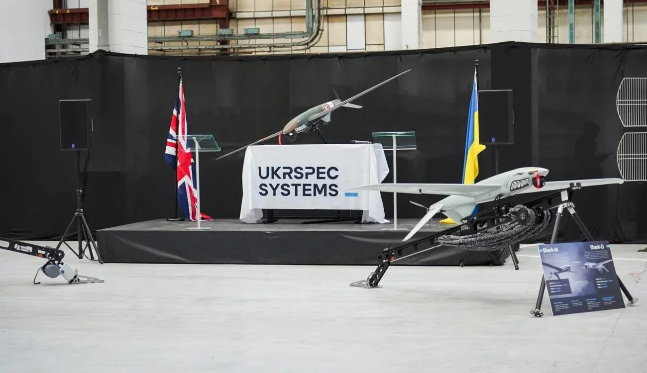 Дрони UKRSPEC SYSTEMS на стенді з прапорами Британії та України