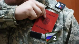 Російський військовий квиток у камуфляжній формі зі шевроном Z