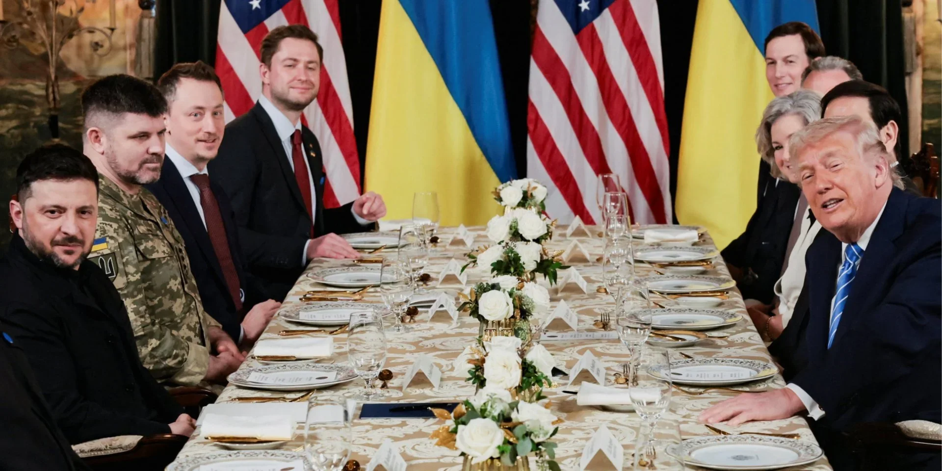 Дональд Трамп і Володимир Зеленський за столом переговорів з Ілоном Маском і прапорами України та США