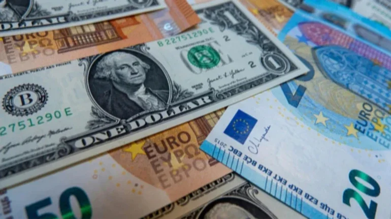 Банкноти долара США та євро, курс яких встановив Національний банк України