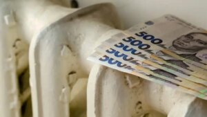 Гроші на опалення: пачка банкнот 500 гривень на радіаторі