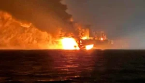 Палаюче судно тіньового флоту РФ після удару дронів ЗСУ вночі