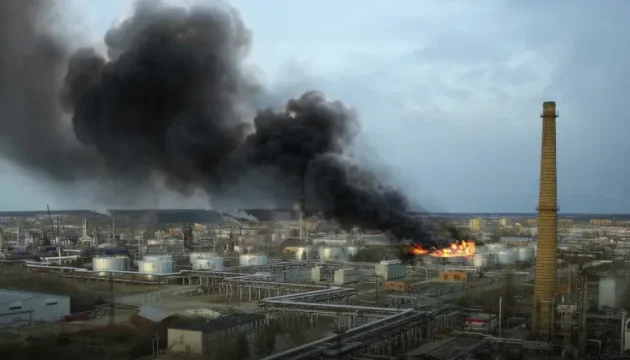 Пожежа на нафтопереробному заводі в тилу РФ після мідл-страйку ДШВ