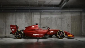 Червоний болід Формули-3 у бетонному гаражі з логотипами Pirelli