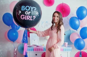 Вагітна жінка на гендер-паті тримає кульку Boy or Girl