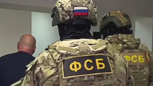 Співробітники ФСБ Росії в камуфляжі з прапором та символом Z