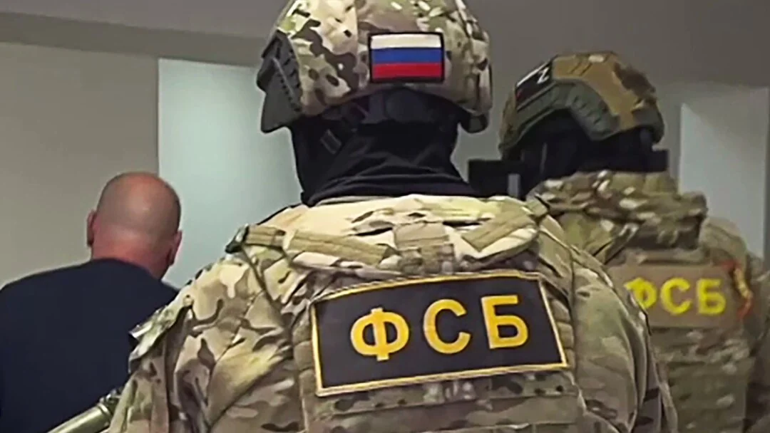 Співробітники ФСБ Росії в камуфляжі з прапором та символом Z