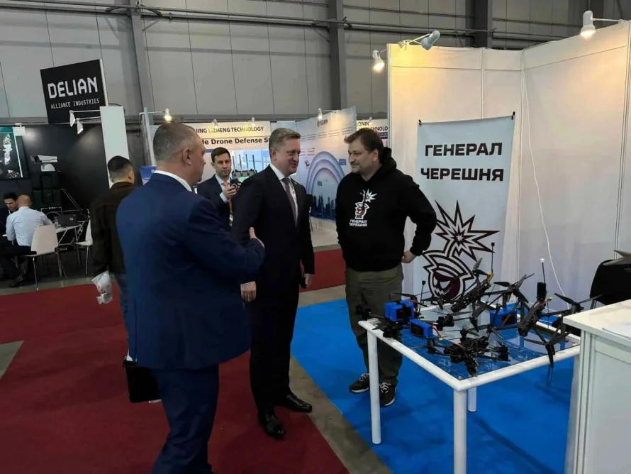Генерал Черешня демонструє дрони на стенді міжнародної виставки