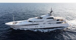 Яхта Graceful повязана з Путіним пливе морем до Мурманська