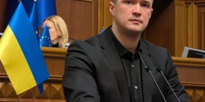 Михаил Федоров выступает на заседании с флагами Украины и ЕС