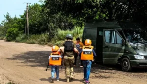 Діти в жилетах ДІТИ під час евакуації в Дергачівській громаді Харківщини